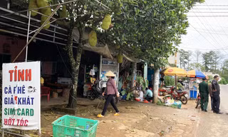 Chiếm đất công ven đường, mở quán cà phê. 