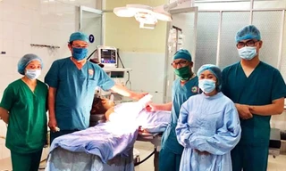 Kíp mổ phẫu thuật nối bàn tay cho bệnh nhân