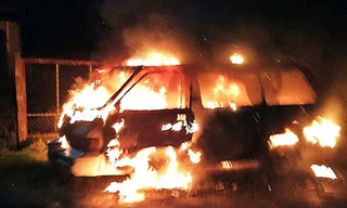 Ô tô con bốc cháy ngùn ngụt trên Quốc lộ 55