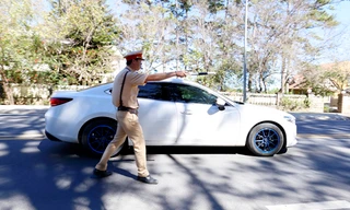 Dừng phương tiện vi phạm luật giao thông để xử lý