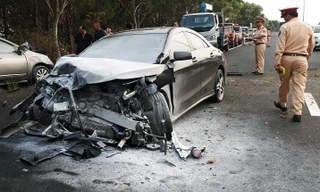 Hai ô tô tông trực diện trên cao tốc, 4 người thương vong