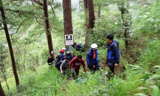 Đưa thi thể nạn nhân từ thác nước lên cổng khu du lịch 