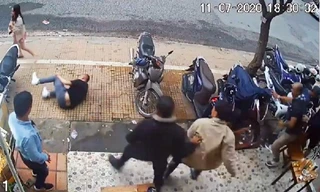 Anh Nguyên bị ngã ra đường