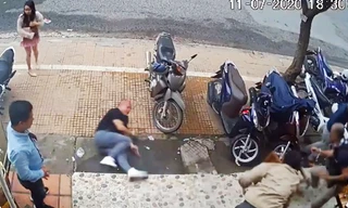 Anh Nguyên bị đánh ngã ra đường-ảnh từ camera an ninh