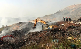 Chữa cháy tại bãi rác Cam Ly