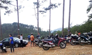 Các đối tượng bỏ chạy, để lại nhiều xe cộ