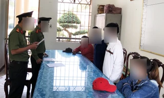 Tống đạt quyết định xử phạt vi phạm hành chính cho các học sinh.