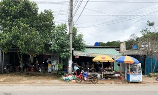 Lấn chiếm đất công, xây cả dãy quán ven đường Cam Ly