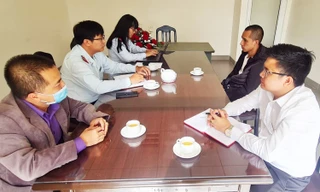 Thanh tra Sở TT&TT làm việc với Đỗ Tuấn Mạnh (áo đen)