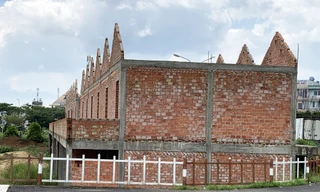 Dãy ki ốt đang được xây dựng trước mặt tiền chợ Bảo Lộc