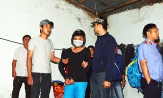 Vũ (đeo khẩu trang) tại hiện trường vụ án