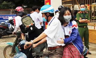 Tố Uyên được bác bảo vệ của trường THPT Chuyên Bảo Lộc chở đi thi 