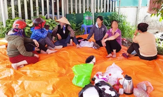 Nhiều người dựng lều ăn ngủ trước nhà chủ hụi để đòi nợ