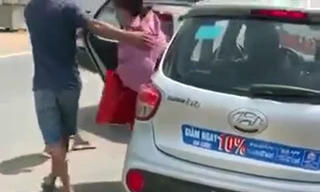 N.T.C.T (áo hồng) rời khỏi chiếc taxi