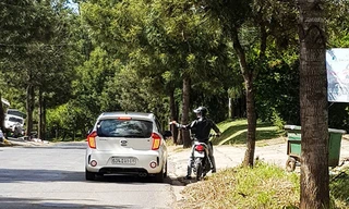 'Cò' đặc sản đeo bám xe du lịch trên đường