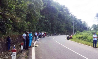 Người dân chứng kiến việc khám nghiệm hiện trường và tử thi