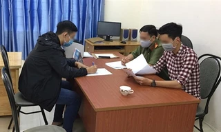 N.H.L (áo đen) tại cơ quan công an