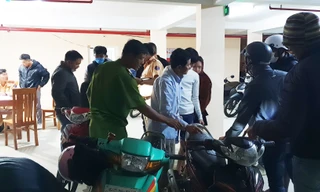 Nhiều "quái xế" bị đưa về trụ sở công an để xử lý.