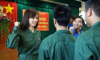 Bóng hồng cao nguyên Lâm Đồng thời khắc nhập ngũ