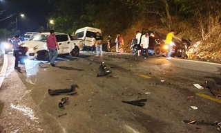 Hiện trường vụ tai nạn liên hoàn giữa 6 chiếc ô tô trên đèo Bảo Lộc