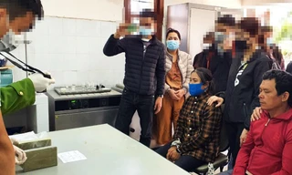 Các đối tượng chứng kiến cơ quan chức năng giám định 4 bánh heroin