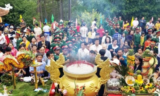 Đông đảo người địa phương và du khách dâng hương