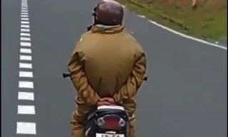 Chắp hai tay sau lưng khi điều khiển xe máy đổ đèo Prenn