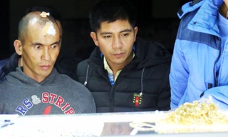 Văn Đức Khánh (bên trái) cướp tiệm vàng K.N