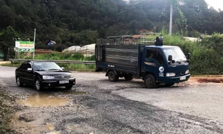 Mặt đường bong tróc, nát bét