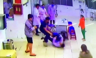 Người nhà bệnh nhân đánh bảo vệ bệnh viện tại phòng cấp cứu