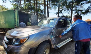 Xe tuần tra bị hư hỏng nặng