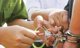 Bắt quả tang chấp hành viên nhận tiền ‘chạy án’