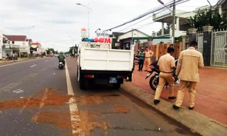 Công an khám nghiệm hiện trường vụ tai nạn chết người