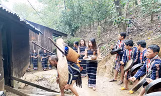 Nhà gái mang lễ vật đến nhà trai để xin cưới