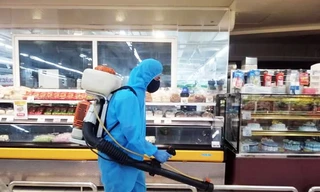 Khử khuẩn nơi ông M.N đã đến mua hàng.