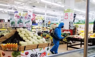 Phun thuốc khử khuẩn tại nơi mà ông M.N đã đến