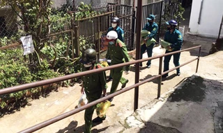 Đi khắp các ngõ hẻm trao quà cho người dễ bị tổn thương