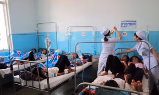 Các em HS đang được điều trị tại Trung tâm y tế Đức Trọng.