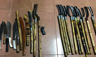 Thủ sẵn hàng chục hung khí để "quyết đấu"