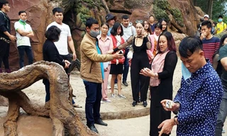 Đưa các đối tượng đi thực nghiệm hiện trường vụ móc túi tại KDL Đường hầm đất sét