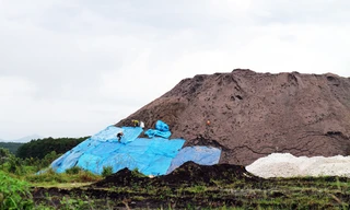 Dãy "núi" chất thải án ngữ trước khu dân cư