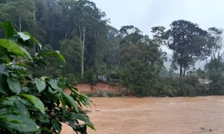 Nước lũ dâng cao