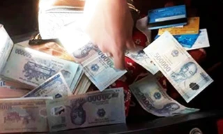 Một số tờ tiền cắt ghép giấu trong cốp xe của đối tượng