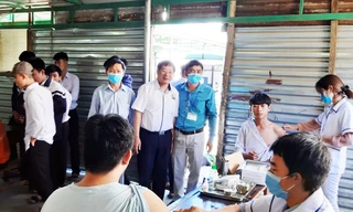 Tiêm phòng vắc xin bạch hầu cho HS xã Đạ R'sal