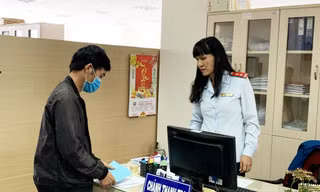 Thanh tra Sở TT-TT Lâm Đồng tống đạt quyết định xử phạt cho ông Minh