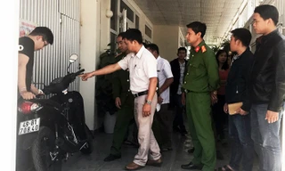 khám nghiệm nơi hai cha con bị trúng đạn