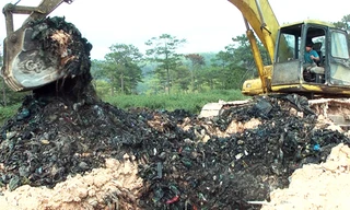 Khai quật rác chôn lấp trái phép