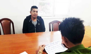 Lấy lời khai của đối tượng ra đầu thú