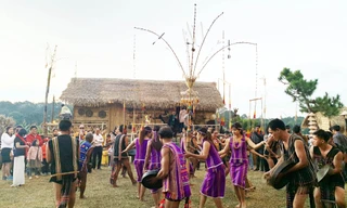 Biểu diễn cồng chiêng quanh cây nêu.