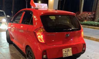 Vợ chồng ông T chụp lại ảnh chiếc taxi